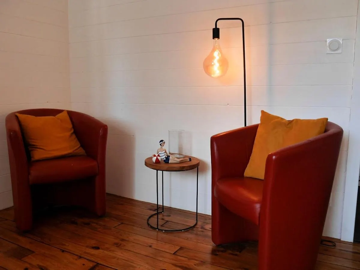 Apartment Appartement Renove Au Centre Du Palais, Proche Plage Et Commodites - Fr-1-418-226